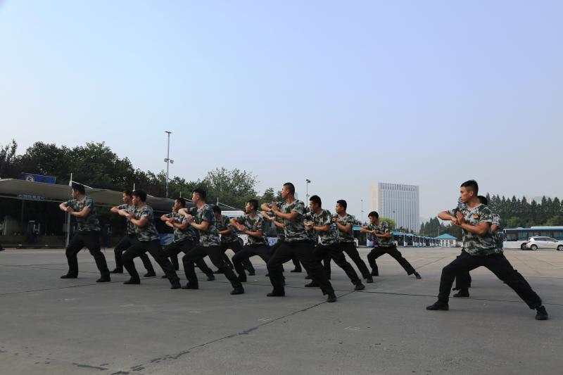 “南京市客運(yùn)保障大隊”隊員代表現(xiàn)場表演了隊列訓(xùn)練及軍體拳.JPG