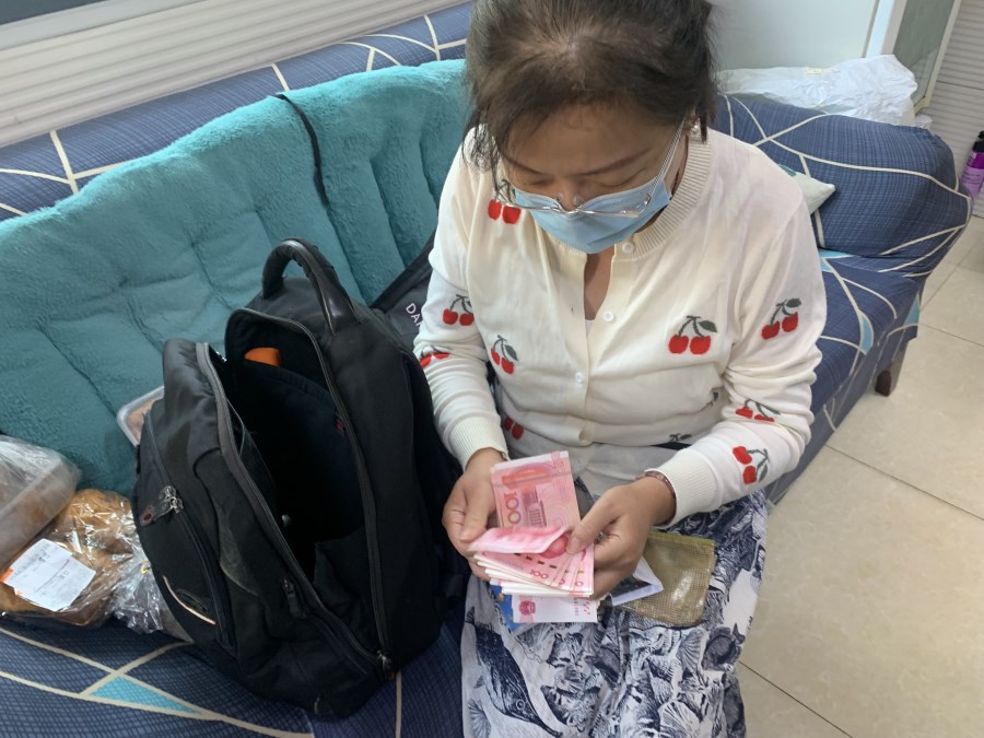 乘客大意落下錢(qián)包，公交司機(jī)拾金不昧如數(shù)歸還.jpg