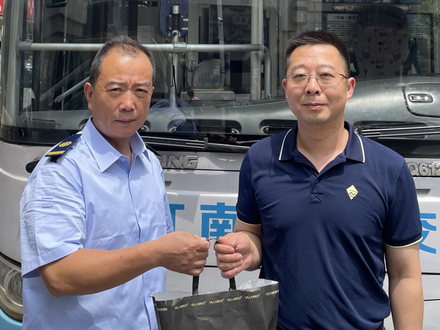 微信圖片_車(chē)隊(duì)工作人員將手提袋交給陳先生.jpg